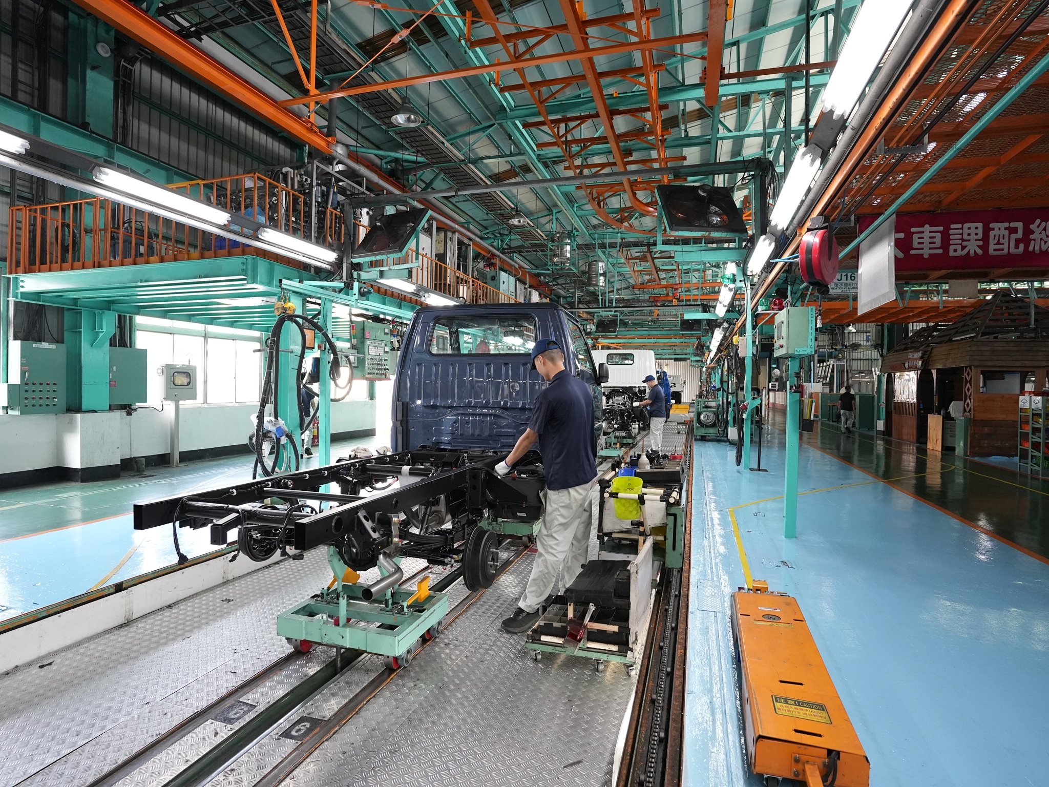 國內首創電動車商車產線  導入AI視覺檢測強化品質控管